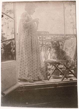 Henri Rivière - Madame Rivière debout sur un balcon en compagnie d'un chien (pho...