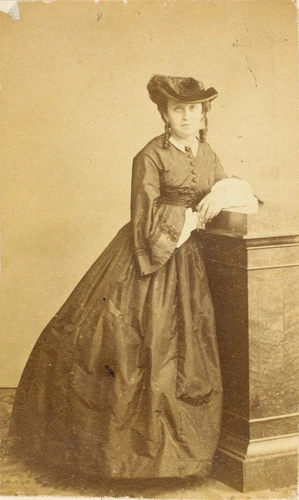 Ernest Ladrey - Femme debout, en pied, coiffée d'un chapeau