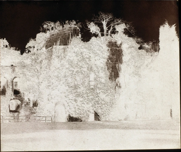 William Baker - Château, porche et arbres