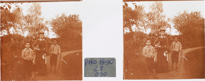 Anonyme - Jeune femme et trois enfants dans le jardin
