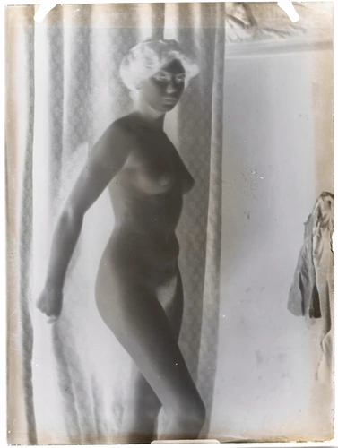 François-Rupert Carabin - Femme nue de côté tenant un rideau placé derrière elle