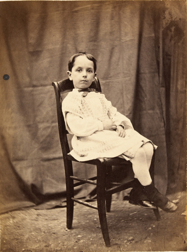 Achille Bonnuit - Petit garçon assis sur une chaise