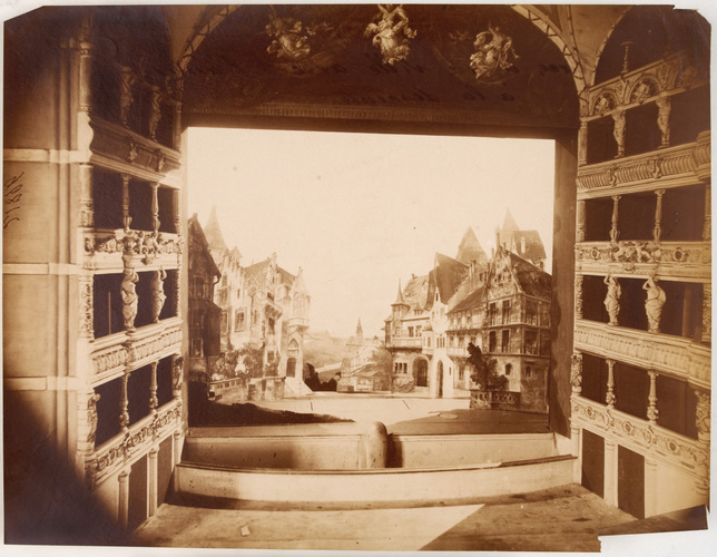 Anonyme - Scène d'un théâtre, décor de place d'une ville