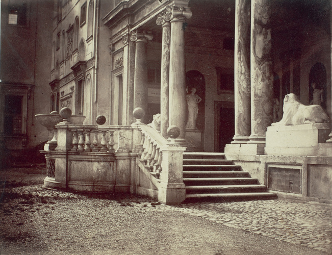 Anonyme - Italie, Rome : la villa Médicis, le perron et la vasque de la façade s...