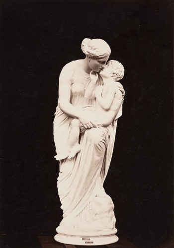 Durand - Statue de femme embrassant un enfant sur ses genoux