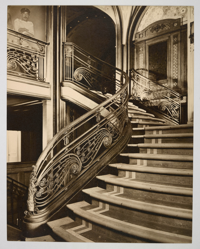 François Harand - Paquebot Paris, escalier du Grand Salon, première volée, repos...