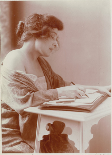 Charles Augustin Lhermitte - Jeune femme en négligé écrivant assise à une petite...