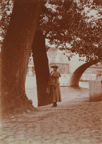 Charles Augustin Lhermitte - Paris - Jeune femme près du pont Royal