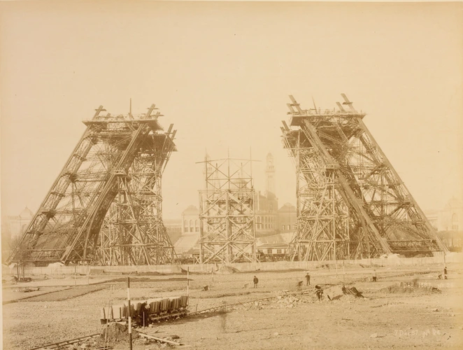 Louis-Emile Durandelle - Les Piliers de la Tour Eiffel le 7 Déc. 1887 : Ils atte...