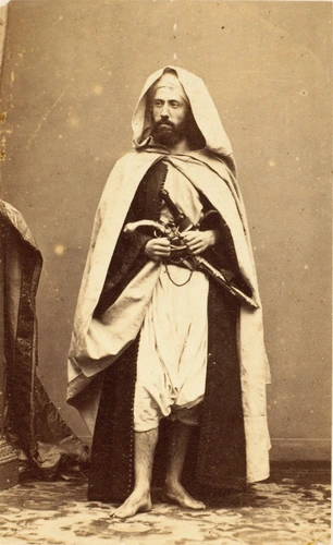 André Adolphe Eugène Disdéri - Homme debout, en pied, vêtu à l'oriental, révolve...