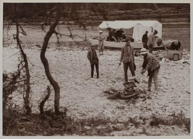 Anonyme - Anticosti, Simone, Claude et Jean Menier au bord de l'eau, la préparat...