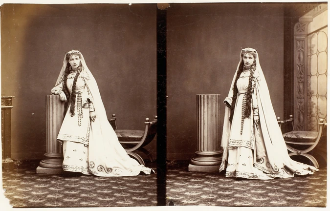 Mme Sarah Bernhardt dans le costume de Cordelia (mise en scène du Roi Lear, d'après W. Shakespeare, Théâtre de l'Odéon, avril 1868) - André Adolphe Eugène Disdéri