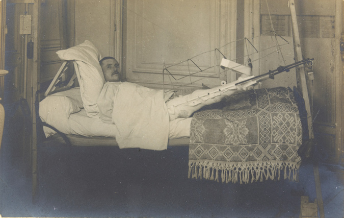Henri Manuel - Blessé à la jambe dans son lit