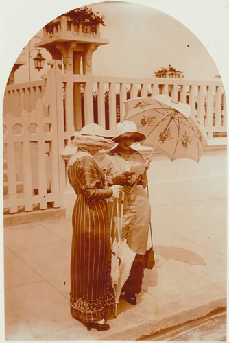Deauville ou Trouville-sur-Mer ?, deux femmes regardant des photographies ?, sur le bord d'un trottoir - Charles Augustin Lhermitte