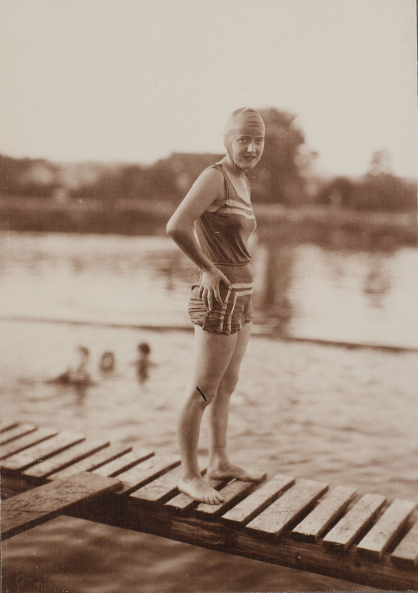 Charles Augustin Lhermitte - Portrait d'une jeune nageuse en maillot sur un emba...