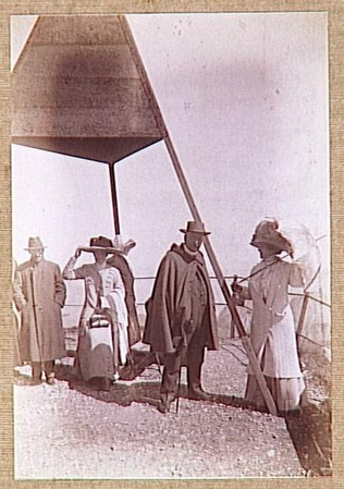 Anonyme - Mr et Mme Salles et cinq autres personnes sous un abri en montagne