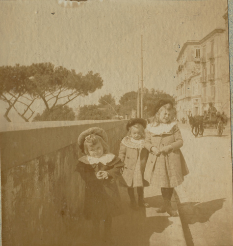 Maurice Denis - Sur un trottoir du Pausilippo, Anne-Marie, Bernadette et Noële, ...