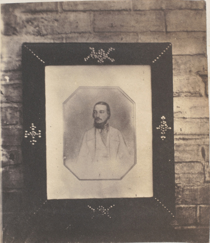 Charles Hugo - Photographie d'un portrait de Charles Vacquerie dans un cadre