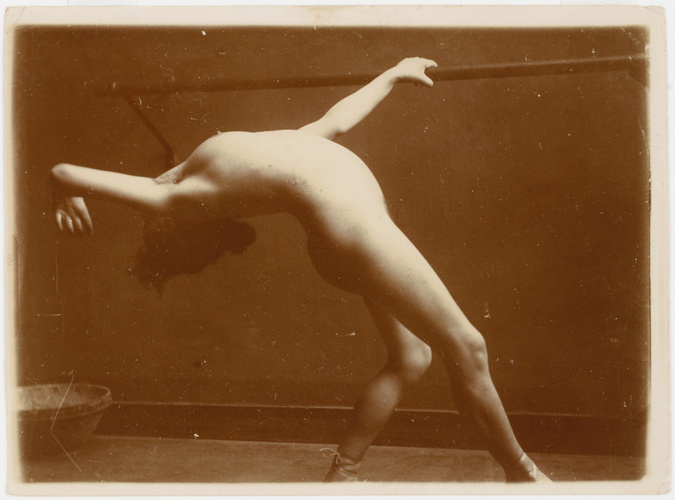 Femme nue debout de dos, penchée en arrière