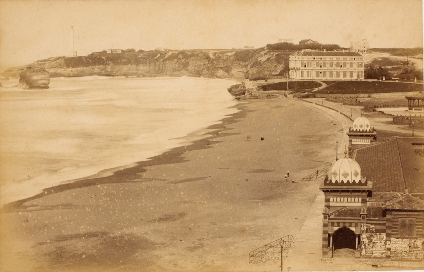 Ferdinand Bérillon - Biarritz : la grande plage, vue vers la Villa Eugénie. Au p...