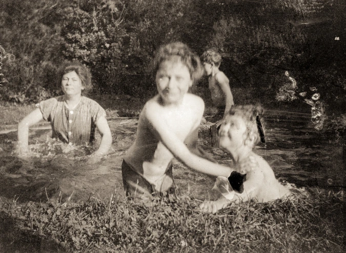 La Baignade : Vivette au premier plan à droite, et deux autres enfants avec une nourrice - Pierre Bonnard