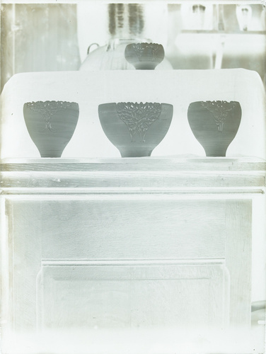 Auguste Delaherche - Trois grands pots et un petit pot de fleurs ornés sur une p...