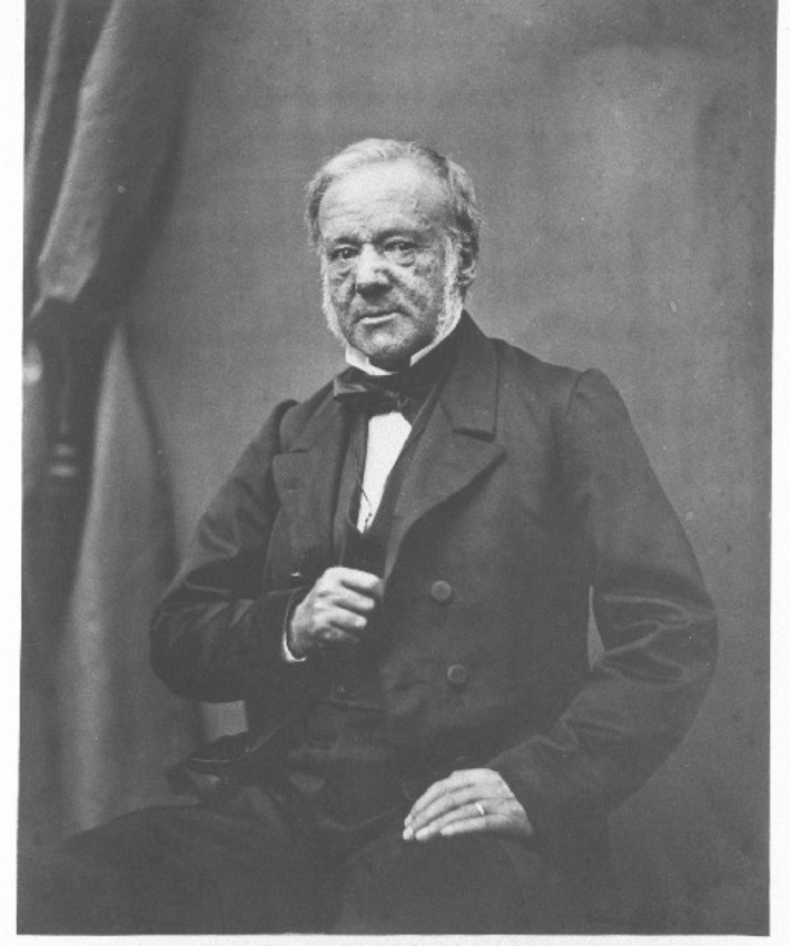 Achille Bonnuit - Homme assis, main droite dans la poche de sa veste