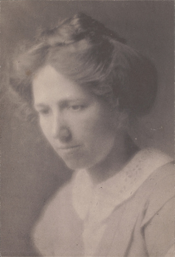 Frederick Evans - Portrait de la nièce d'Evans, Daisy Ideales ?