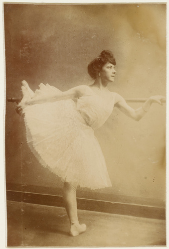 Ballerine posant dans l'atelier du sculpteur, graveur et ébeniste François-Rupert Carabin