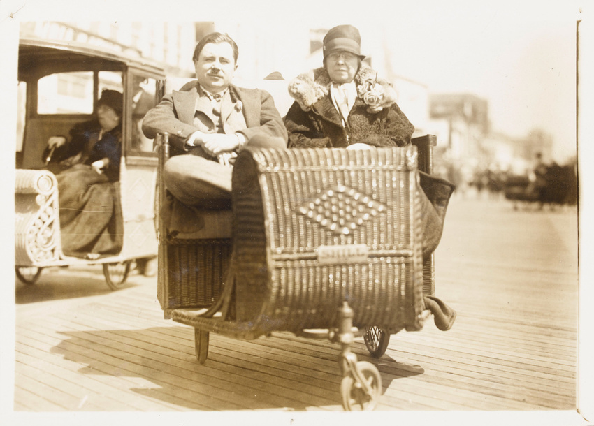 Anonyme - Paul Guillaume et Mme Barnes assis dans une voiture ouverte en rotin à...