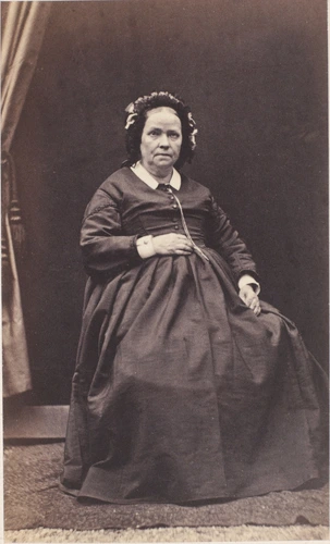 Achille Bonnuit - Femme agée assise, main droite posée sur le ventre