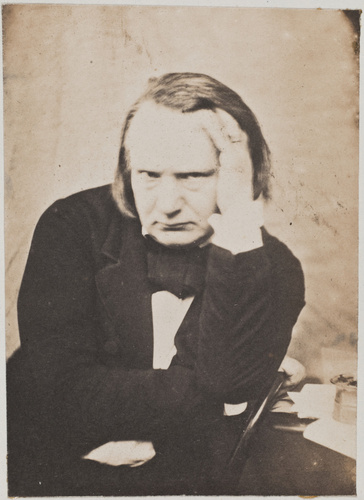 Charles Hugo - Victor Hugo assis, de face, la main gauche à la tempe