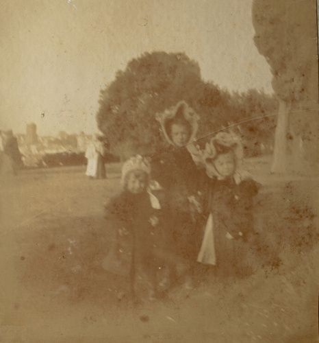 Maurice Denis - Anne-Marie, Noële et Bernadette dans les jardins Farnese, Rome (...