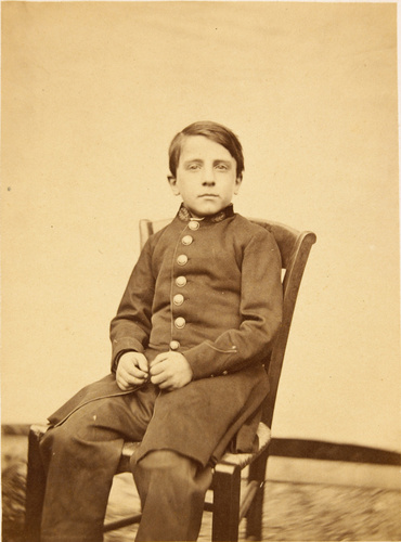 Achille Bonnuit - Petit garçon assis sur une chaise