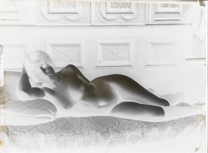 François-Rupert Carabin - Femme nue couchée de face sur le côté droit, la tête p...