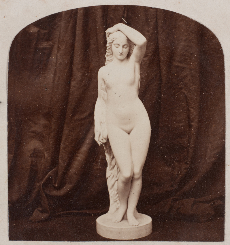 Anonyme - Statue féminine présentée lors d'une exposition