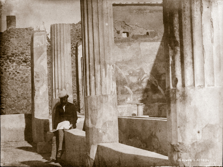 Alfred-Nicolas Normand - Maison d'Actéon à Pompéi : autoportrait du photographe ...