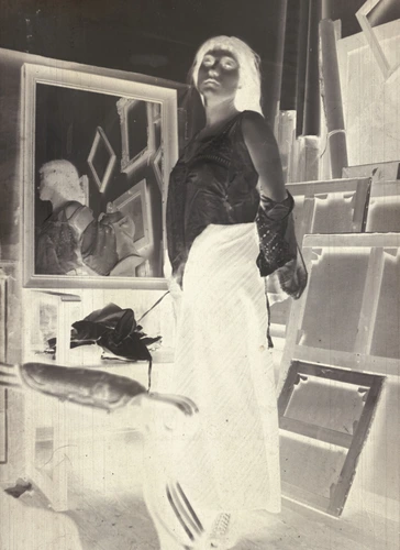 Modèle retirant sa blouse dans l'atelier parisien de Bonnard - Pierre Bonnard