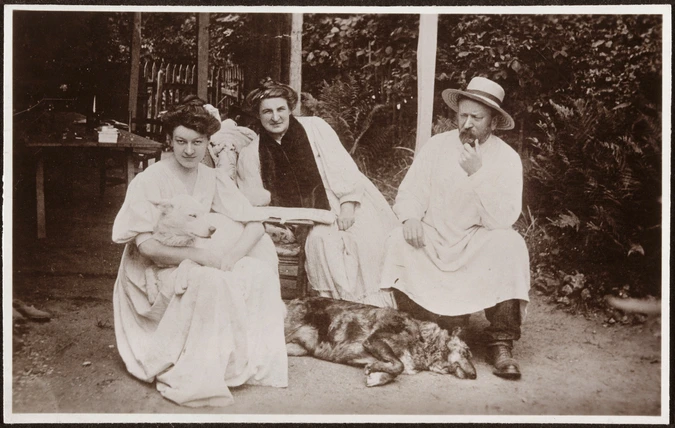 Anonyme - Photographie d'un portrait de famille : Carlo Bugatti, sa femme et leu...