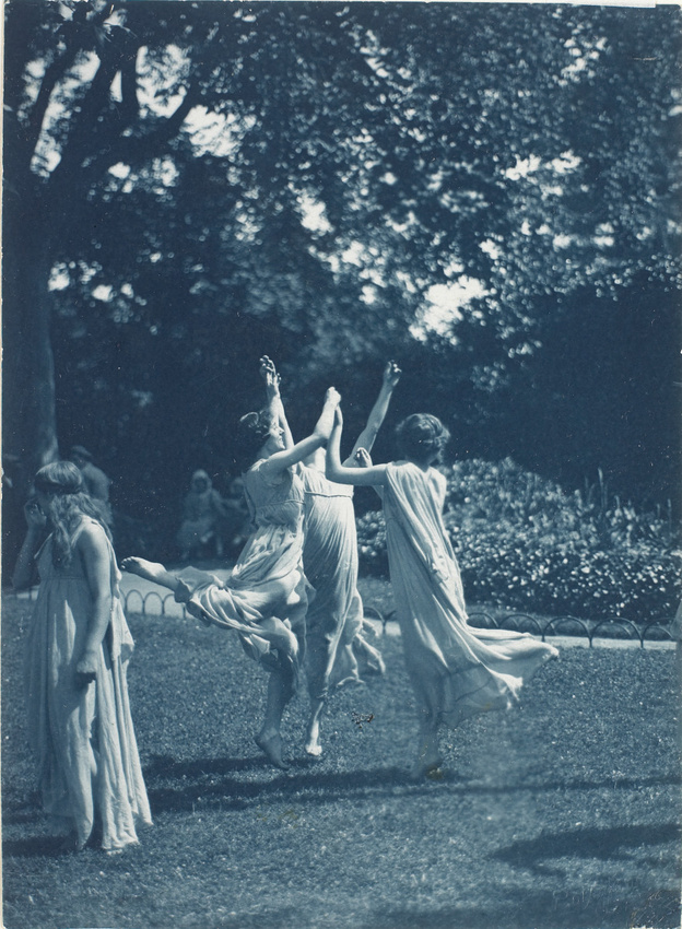 Frédéric Boissonnas - Quatre filles dansant dans un jardin