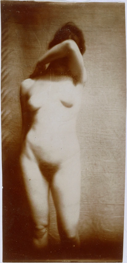 Femme nue debout, de face, dissimulant son visage - François-Rupert Carabin