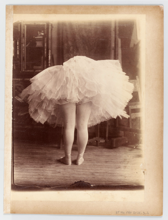 Albert Belleroche - Lili Grenier en danseuse, penchée en avant, dans l'atelier d...
