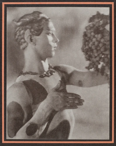 Adolphe Meyer - Nijinsky en faune tenant une grappe de raisins