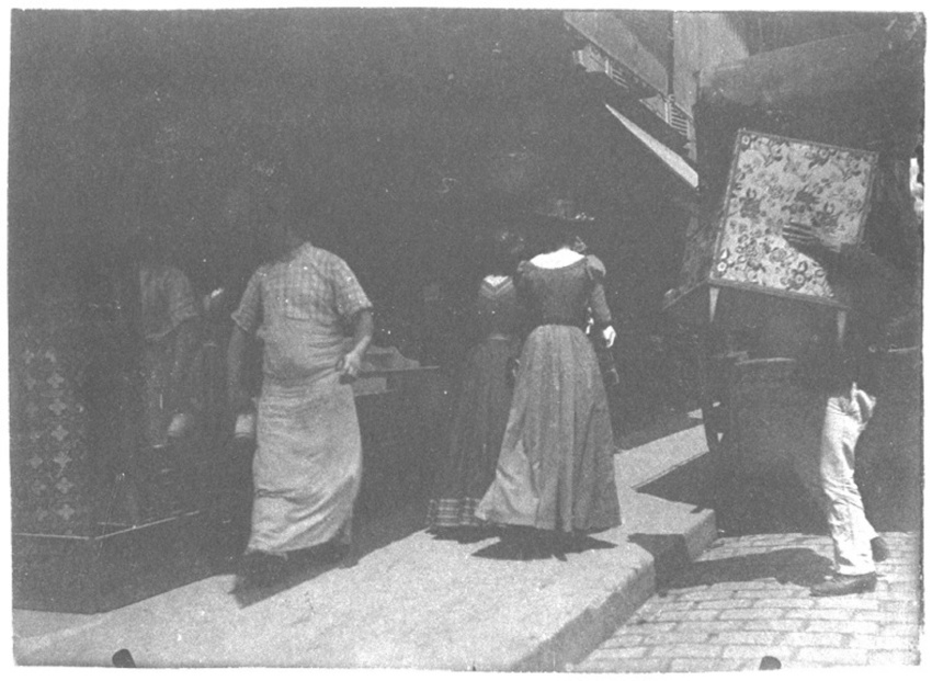Personnages marchant dans une rue, à droite homme portant un fauteuil - Henri Rivière