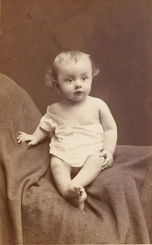 Charles Barenne - Bébé en chemise, assis sur une couverture
