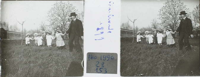 Anonyme - Homme avec une ronde d'enfants, Combronde 1899