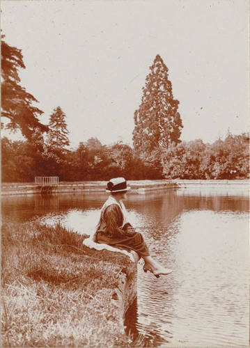 Charles Augustin Lhermitte - Vue d'un étang entouré d'arbres et d'une jeune femm...