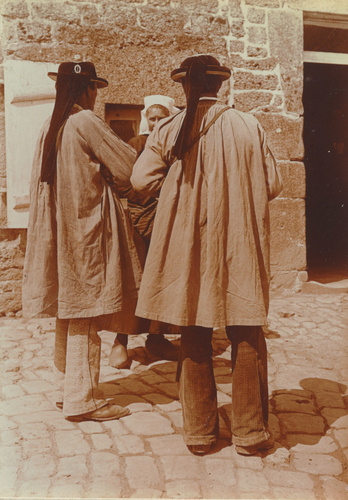 Charles Augustin Lhermitte - Bretons conversant dans une rue