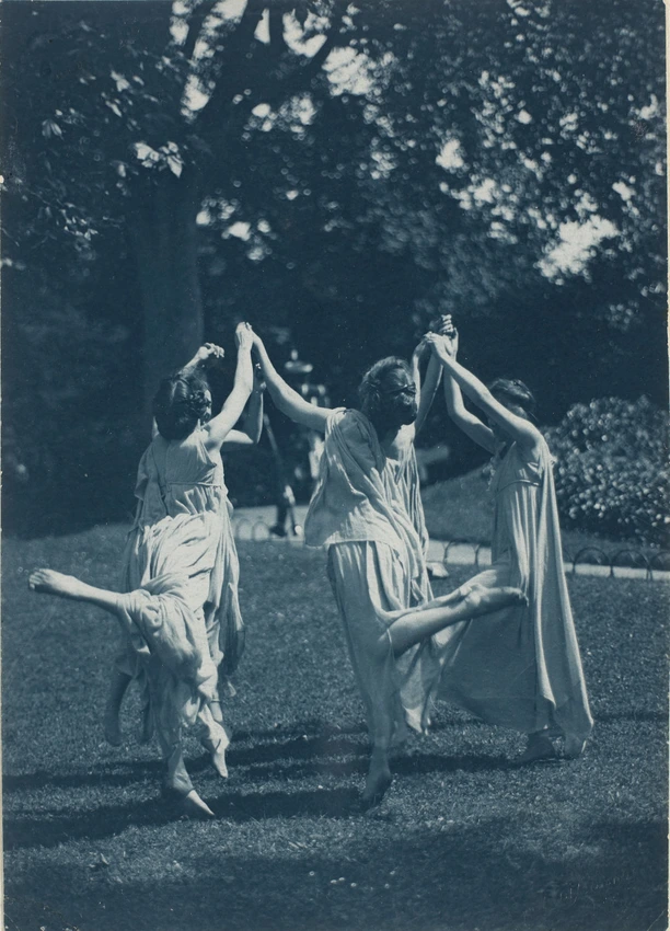 Frédéric Boissonnas - Quatre filles dansant dans un jardin