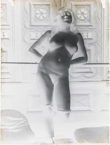 François-Rupert Carabin - Femme nue debout de face, se tenant à une barre